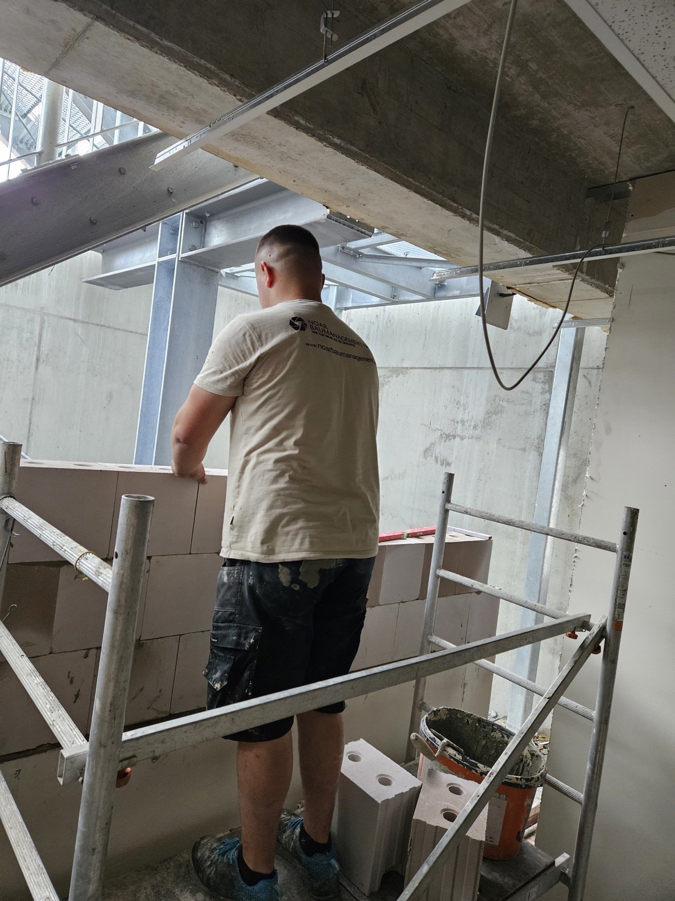 Montagearbeit an Fensteranschlüssen im Innenbereich