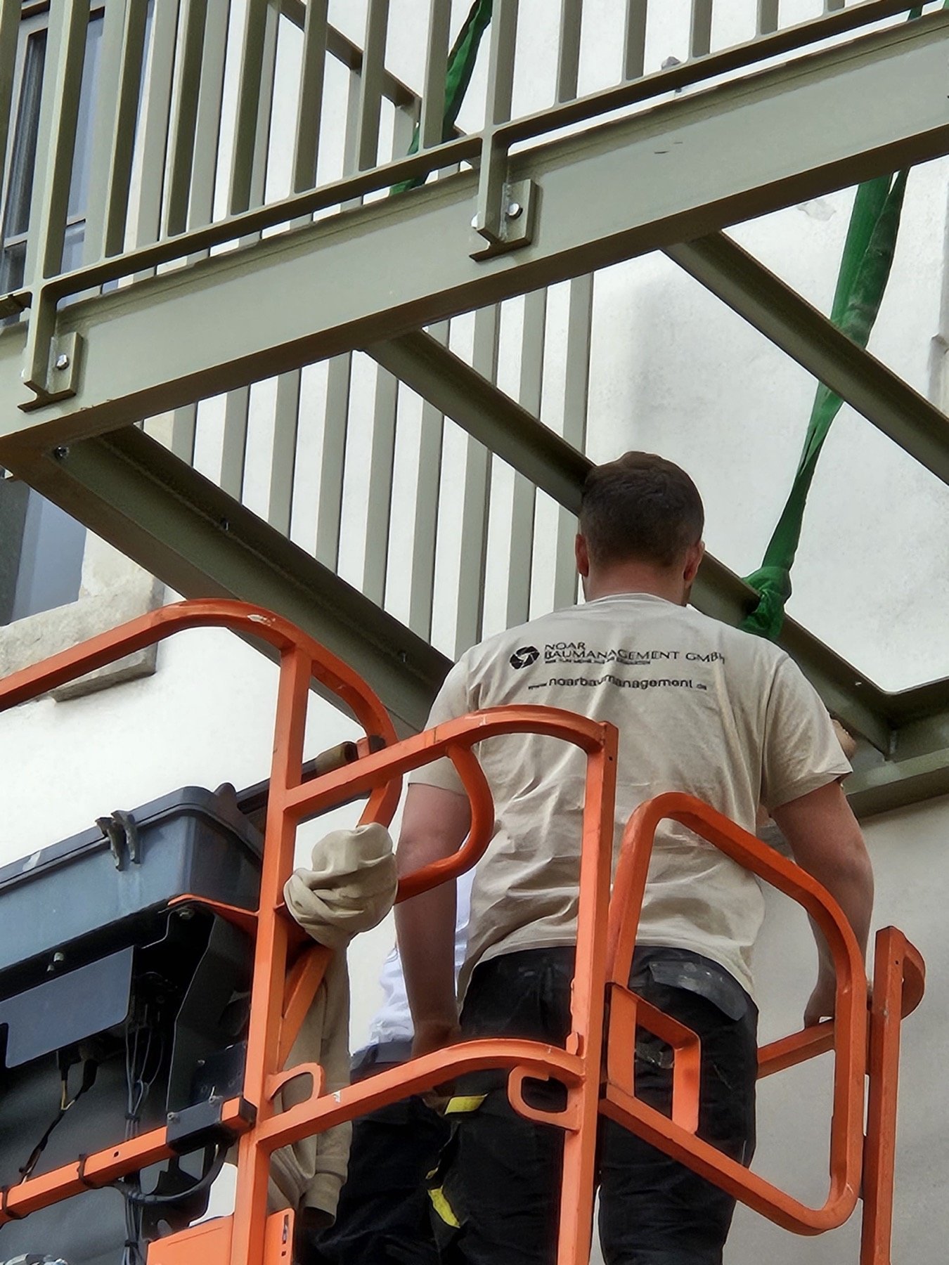 Montagearbeit unterhalb der Balkonkonstruktion