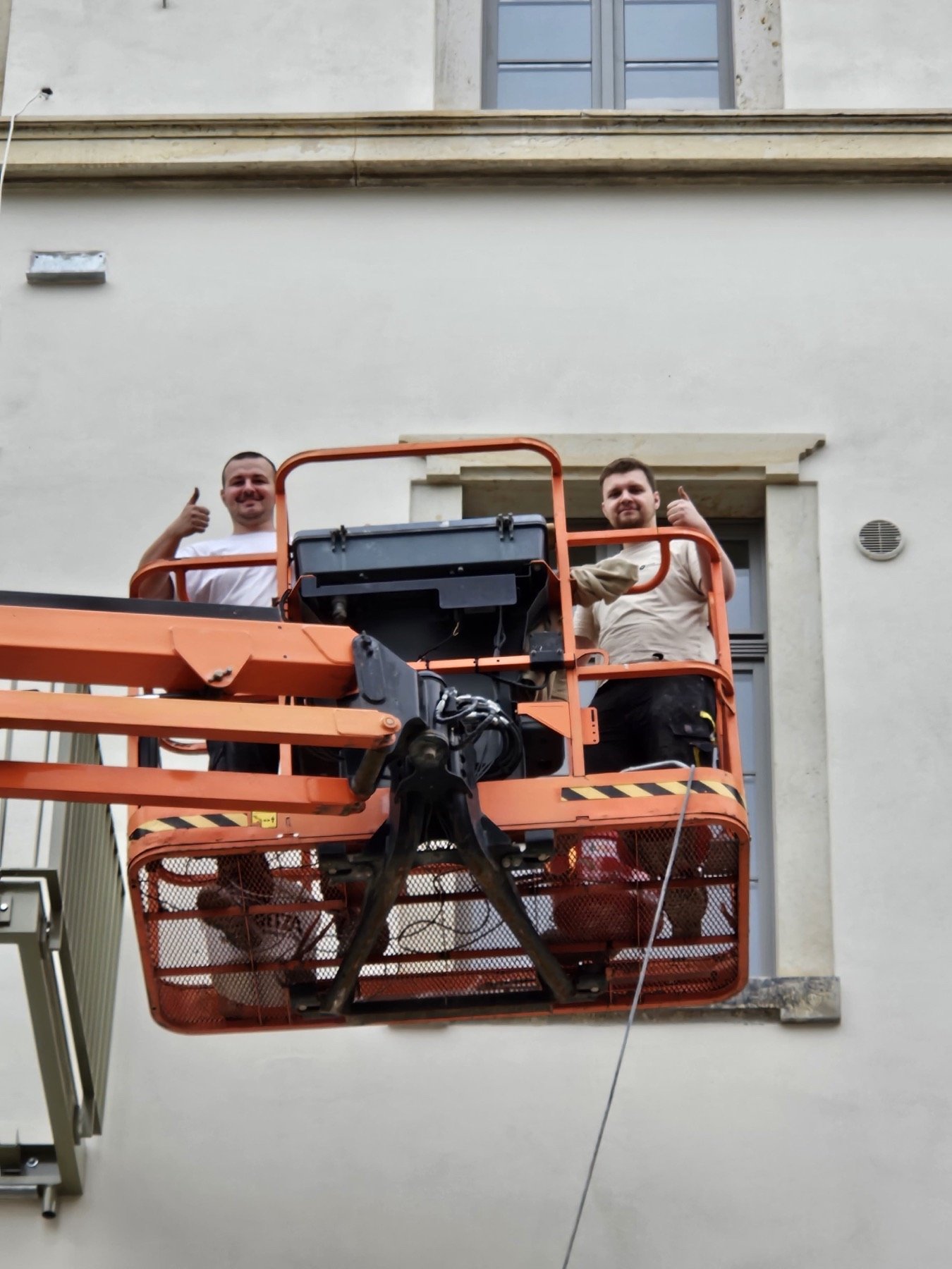 Ausrichtung und Anschlussarbeiten am Balkon