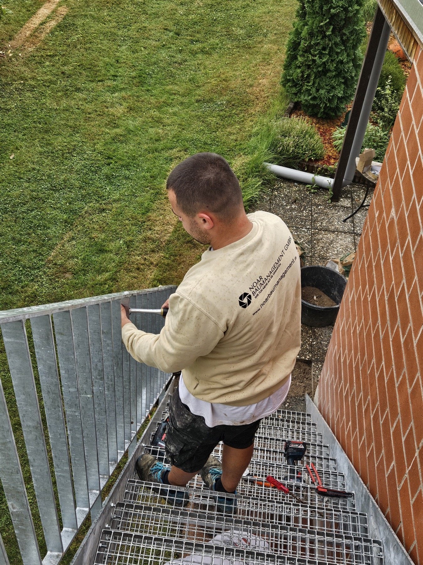 Montagearbeit an verzinkten Stahlbauteilen