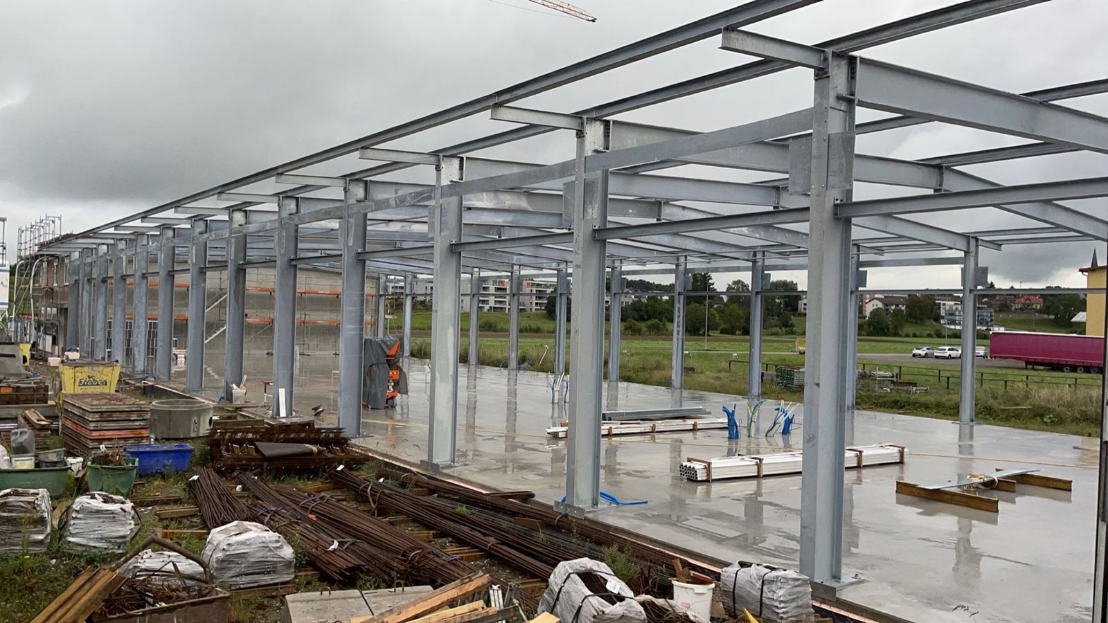 Tragwerk aus Stahl im Bauzustand
