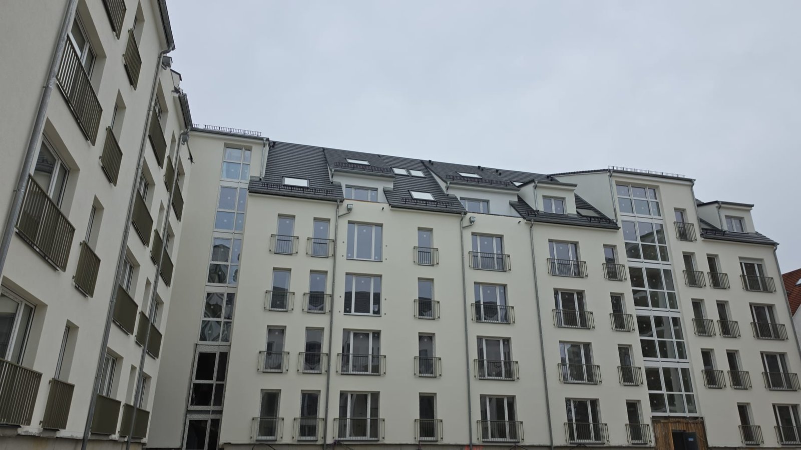 Fertige Wohnanlage in Leipzig mit Fenstern und französischen Balkonen