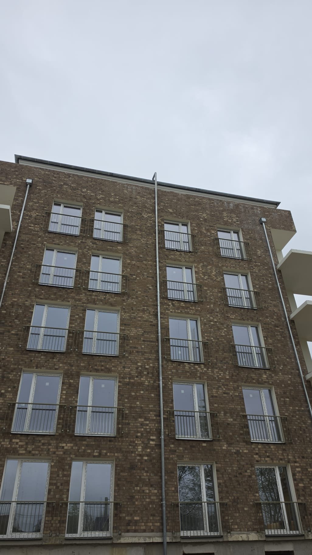 Klinkerfassade mit Fenster- und Balkonelementen in Leipzig