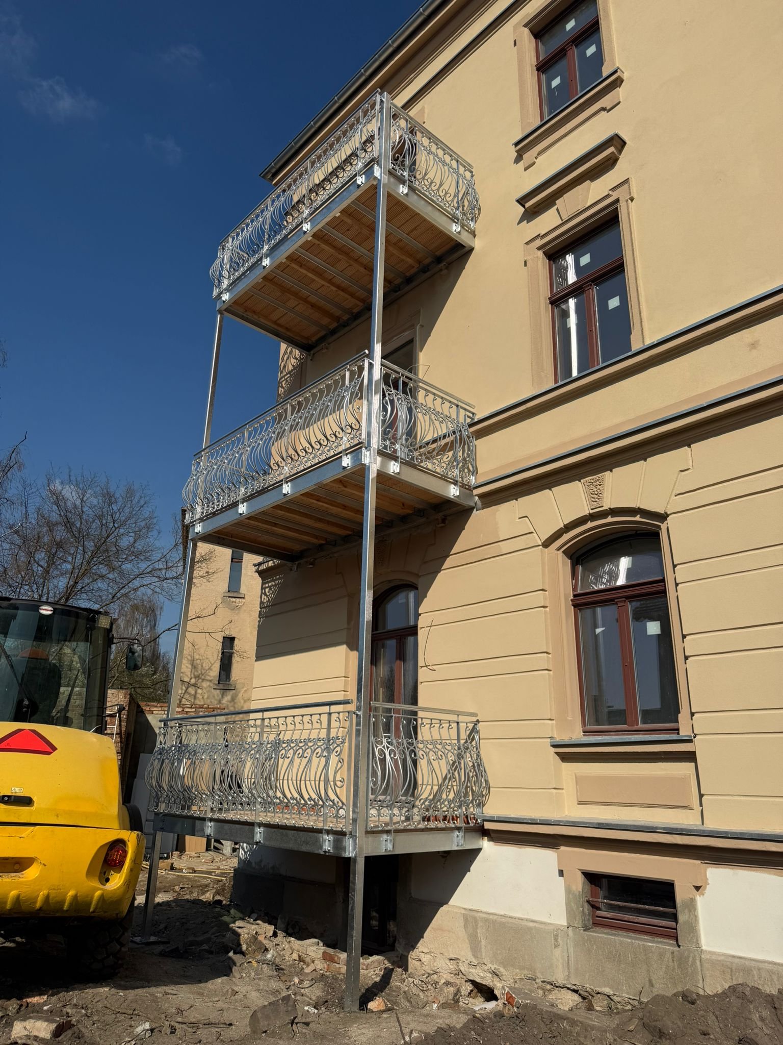 Mehrgeschossige Stahlbau-Balkonanlage an einem Altbau in Zittau