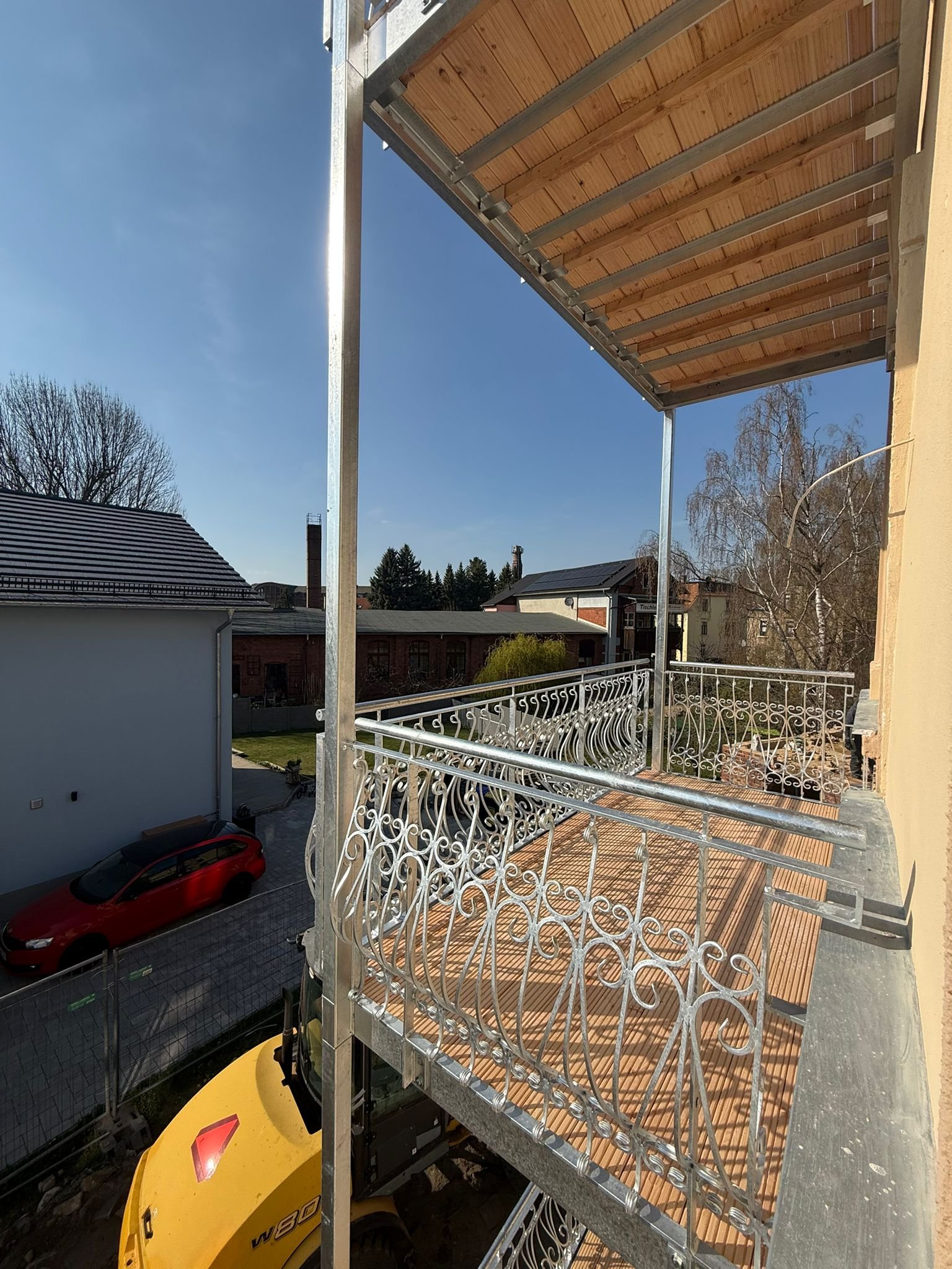 Seitlicher Blick auf Stahlstützen, Balkonbelag und Geländer