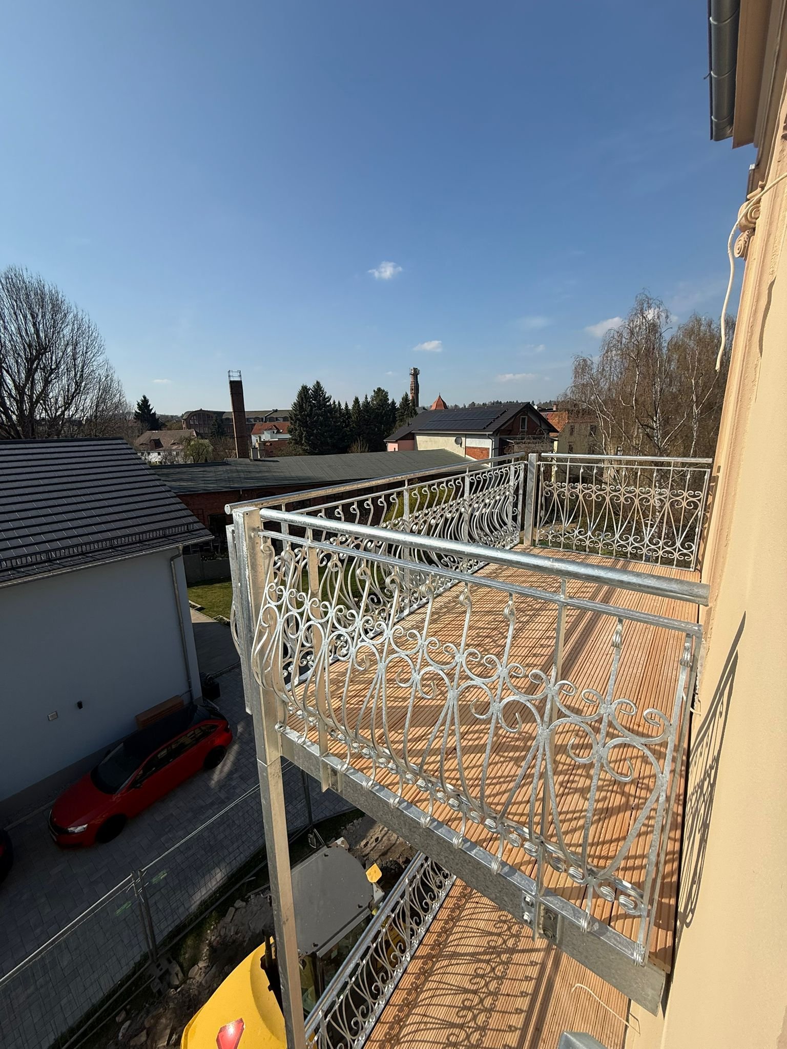 Oberer Balkon mit Holzbelag und Blick über Zittau