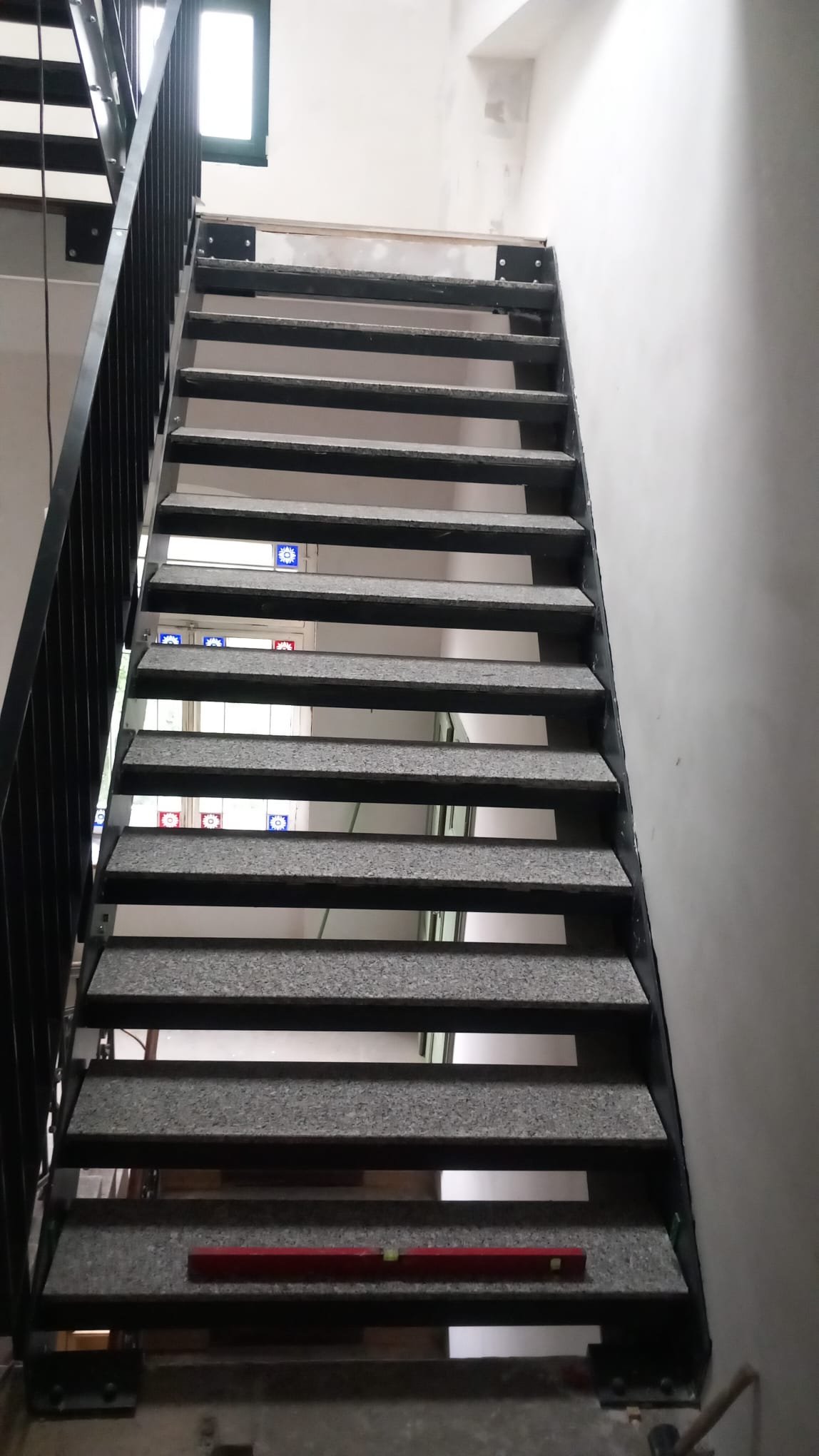 Treppenhaus mit Stahlgeländer und neu belegten Stufen in Dresden