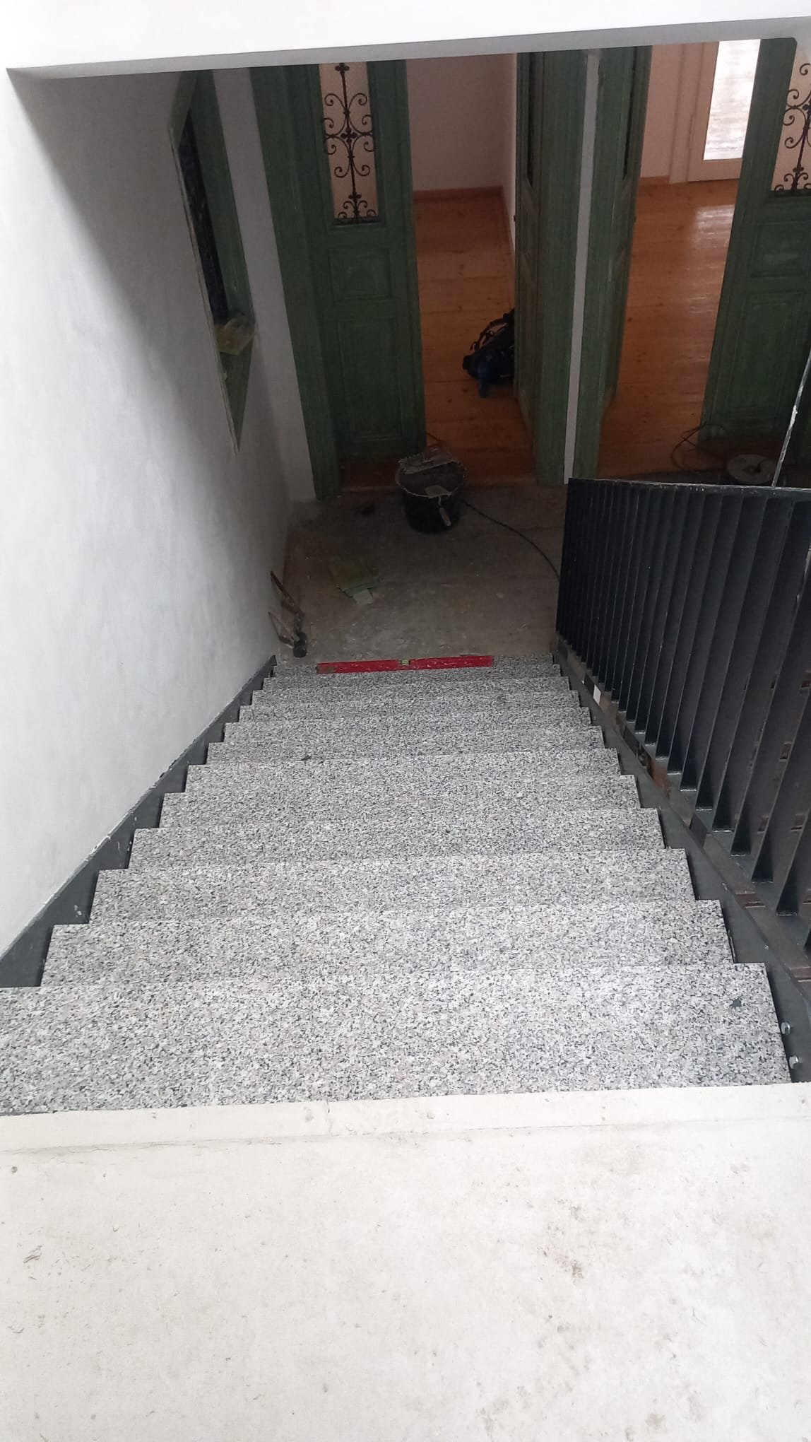 Treppenlauf mit Geländer und Natursteinbelag