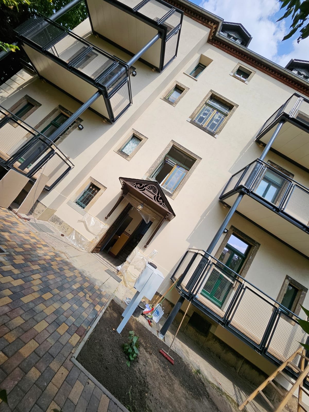 Mehrfamilienhaus in Dresden mit montierten Balkonen