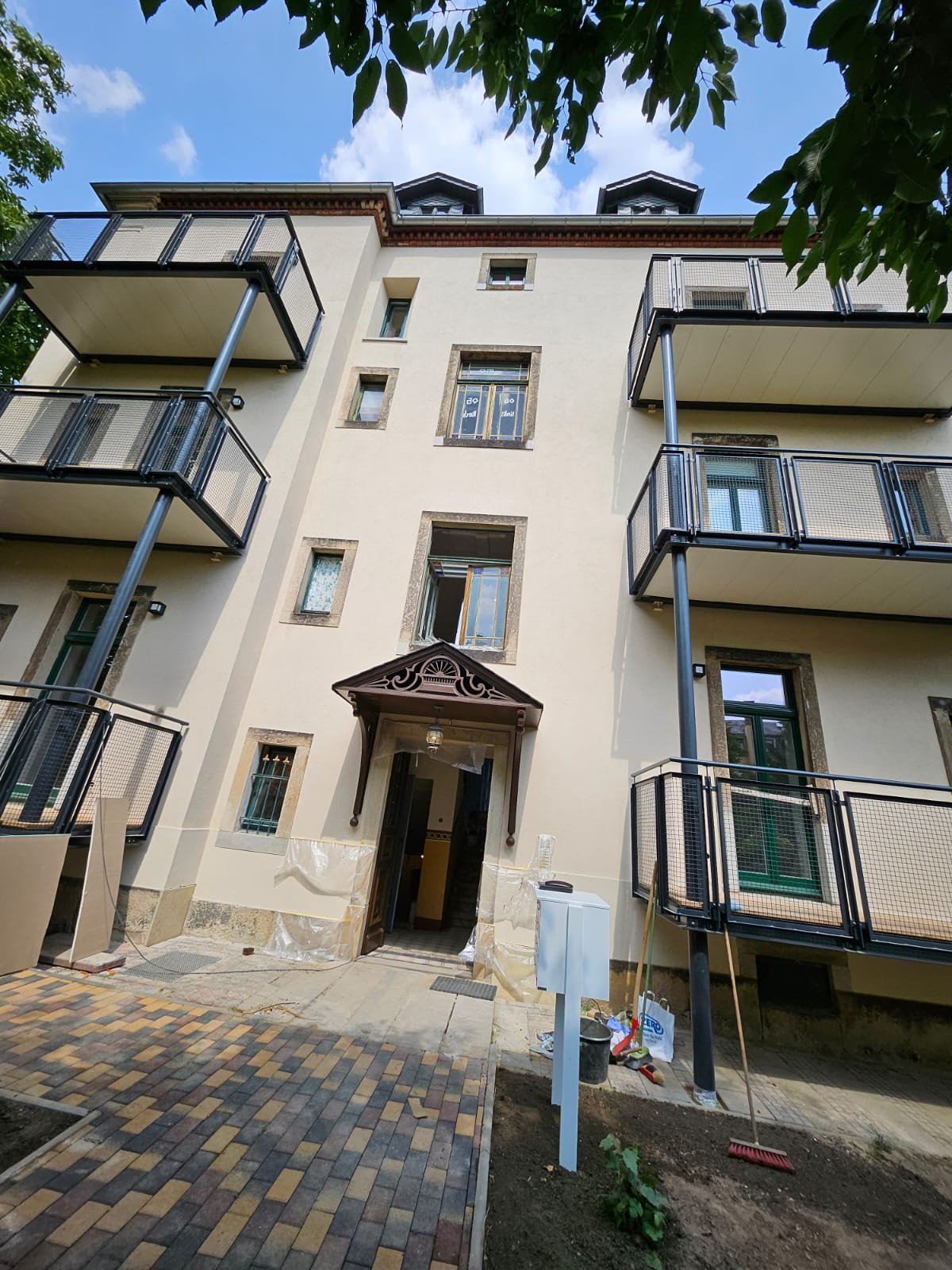Sanierter Innenhof in Dresden mit außenliegenden Balkonanlagen