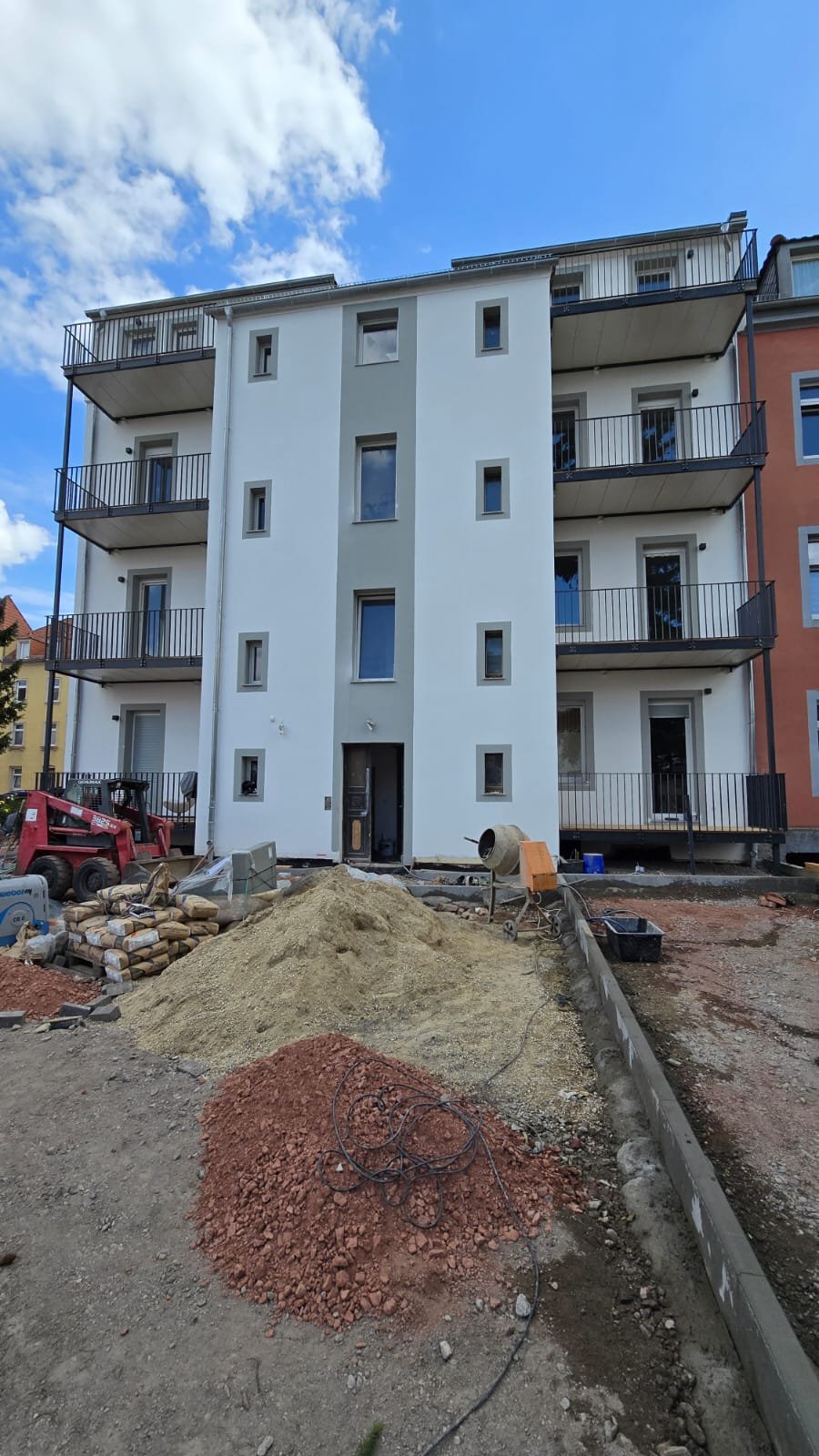Frontansicht eines Mehrfamilienhauses in Meißen mit Balkonen