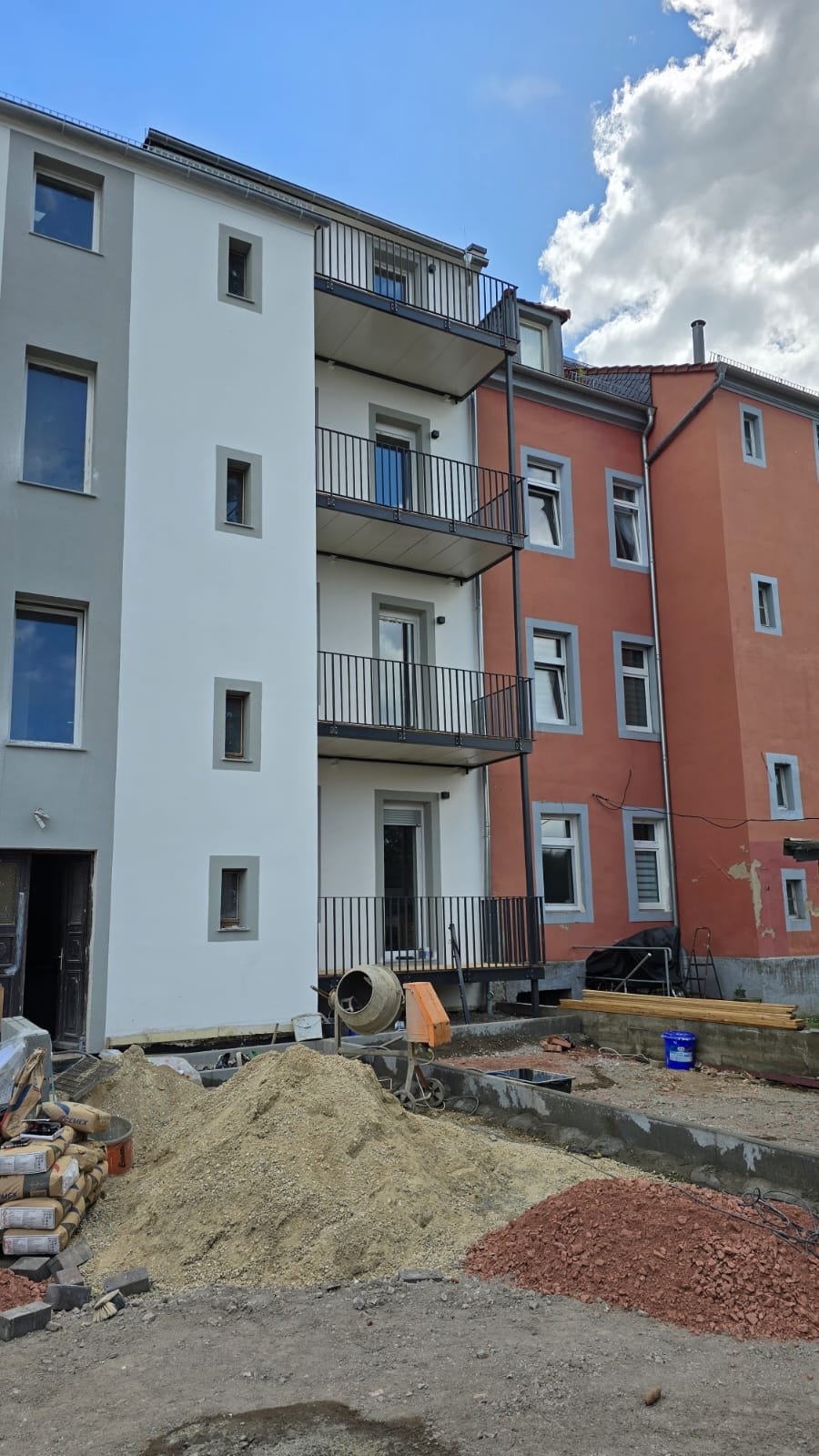 Seitliche Ansicht der Balkonanlage in Meißen