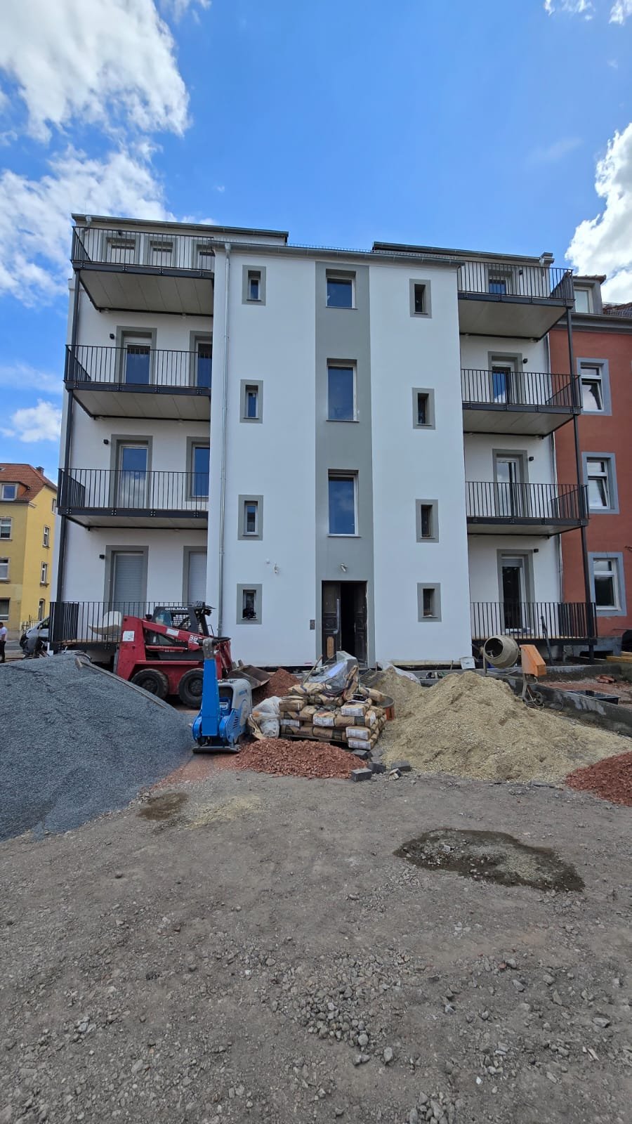 Mehrfamilienhaus in Meißen mit montierten Balkonanlagen